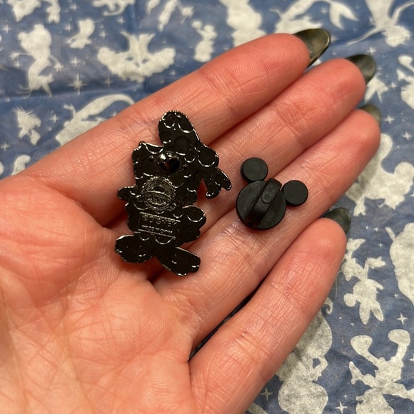 Disney Donald Duck Pin - Picture 2 of 2